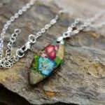 Collar de la alegría chapado en oro con piedra de jaspe multicolor