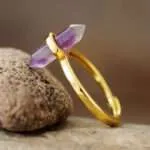 Anillo de la piedrita hexagonal del poder con cuarzo rosa, ónix negro o amatista
