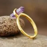 Anillo de la piedrita hexagonal del poder con cuarzo rosa, ónix negro o amatista