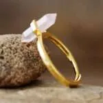 Anillo de la piedrita hexagonal del poder con cuarzo rosa, ónix negro o amatista