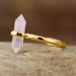 Anillo de la piedrita hexagonal del poder con cuarzo rosa, ónix negro o amatista