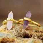 Anillo de la piedrita hexagonal del poder con cuarzo rosa o amatista