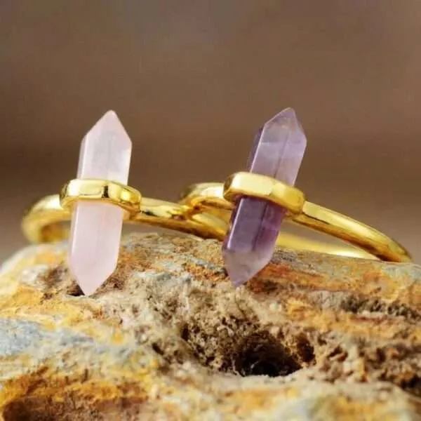 Anillo de la piedrita hexagonal del poder con cuarzo rosa o amatista