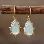 Pendientes boho del bienestar mental con piedras naturales de fluorita