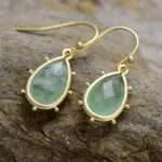 Pendientes boho del bienestar mental con piedras naturales de fluorita