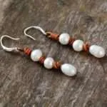 Pendientes playeros del amor hacia los demás con perlas de agua dulce