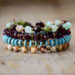 Pulsera boho de la fuerza motriz con piedras de granate, turquesa y ágata