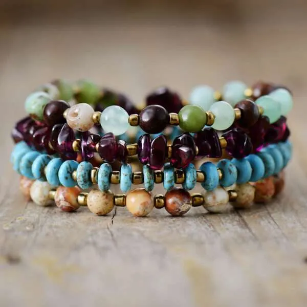 Pulsera boho de la fuerza motriz con piedras de granate, turquesa y ágata