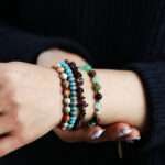 Pulsera boho de la fuerza motriz con piedras de granate, turquesa y ágata