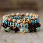 Pulsera boho de la fuerza motriz con piedras de granate, turquesa y ágata