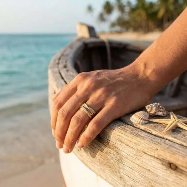 Anillo elegante del poder del Sol y la Luna con circonitas