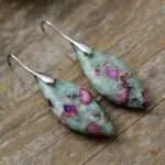 Pendientes bohemios de la nieve que no se deshace con piedras de jaspe