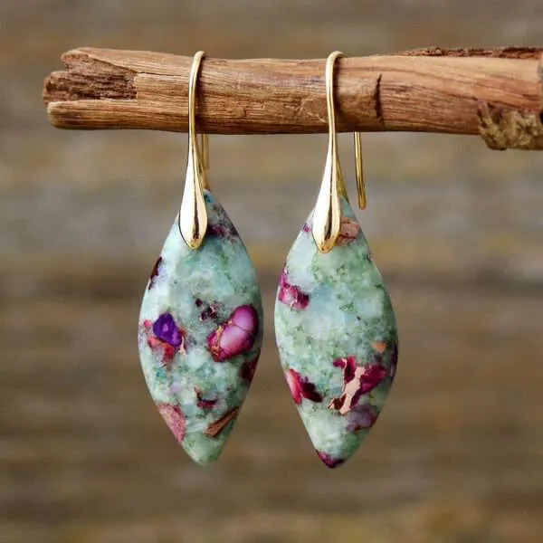 Pendientes bohemios de la nieve que no se deshace con piedras de jaspe