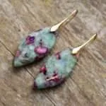 Pendientes bohemios de la nieve que no se deshace con piedras de jaspe