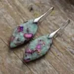 Pendientes bohemios de la nieve que no se deshace con piedras de jaspe