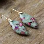 Pendientes bohemios de la nieve que no se deshace con piedras de jaspe