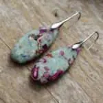 Pendientes bohemios de la nieve que no se deshace con piedras de jaspe