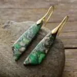 Pendientes boho del feliz enraizamiento con piedras de jaspe