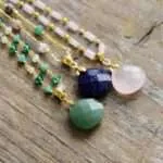 Colgante reconstituyente con piedras de cuarzo rosa, lapislázuli o aventurina