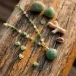 Colgante del susurro con piedras de cuarzo rosa, lapislázuli, aventurina o amazonita