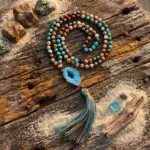 Collar largo de piedras naturales con drusa de cuarzo y borla