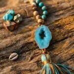 Collar largo de piedras naturales con drusa de cuarzo y borla