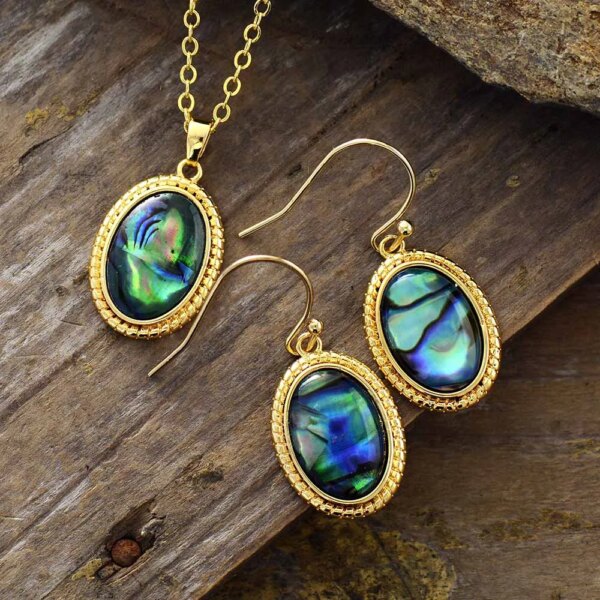 Conjunto boho de collar y pendientes chapados en oro con conchas de abulón