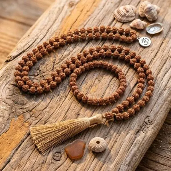 Conjunto Japa Mala 108 cuentas de semillas de Rudraksha y medallón "OM"