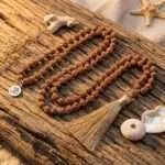 Conjunto Japa Mala 108 cuentas de semillas de Rudraksha y medallón "OM"
