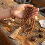 Conjunto Japa Mala 108 cuentas de semillas de Rudraksha y medallón "OM"