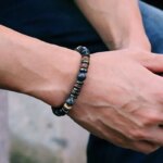 Pulseras bohemias con bolas de madera, hematita y gemas naturales