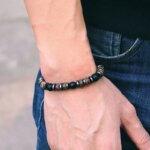 Pulseras bohemias con bolas de madera, hematita y gemas naturales