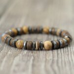 Pulseras bohemias con bolas de madera, hematita y gemas naturales