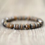Pulseras bohemias con bolas de madera, hematita y gemas naturales