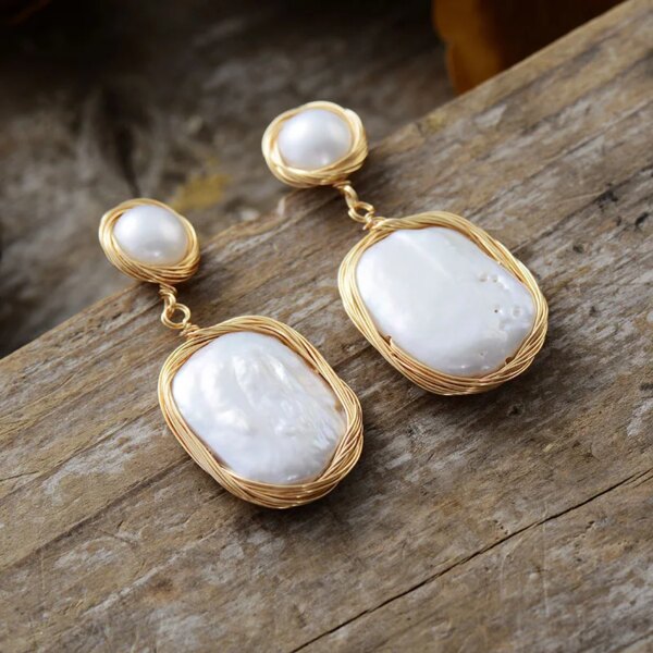 Pendientes boho del equilibrio en el pensamiento con perlas de agua dulce