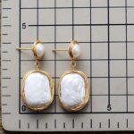 Pendientes boho del equilibrio en el pensamiento con perlas de agua dulce