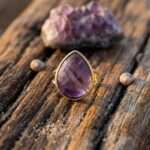 Anillo de mi pequeña piedra protectora en el camino