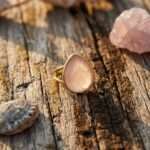 Anillo de mi pequeña piedra protectora en el camino