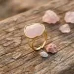 Anillo de mi pequeña piedra protectora en el camino