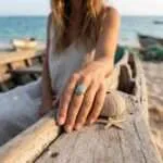 Anillo de mi pequeña piedra protectora en el camino