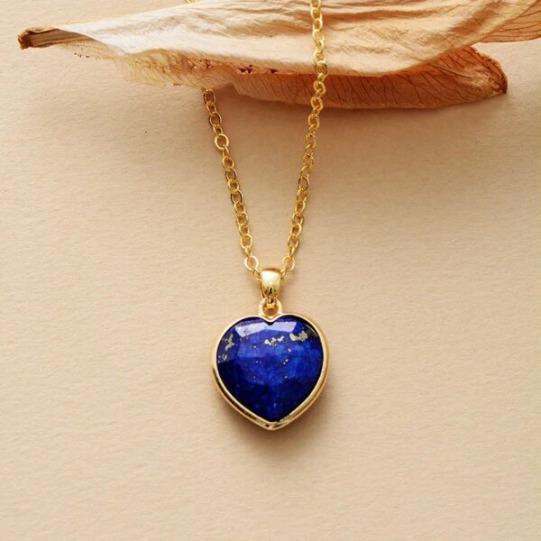 Collar del amor fructífero en forma de corazón con amatista, lapislázuli u ónix negro