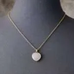 Collar del amor fructífero en forma de corazón con varias piedras naturales