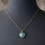Collar del amor fructífero en forma de corazón con varias piedras naturales