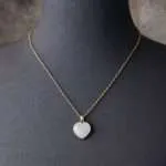 Collar del amor fructífero en forma de corazón con varias piedras naturales