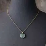 Collar del amor fructífero en forma de corazón con varias piedras naturales