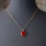 Collar del amor fructífero en forma de corazón con varias piedras naturales