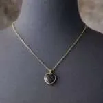 Collar del amor fructífero en forma de corazón con varias piedras naturales