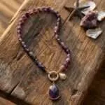 Collar del camino fundamental con piedras semipreciosas