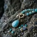 Collar del camino fundamental con piedras semipreciosas