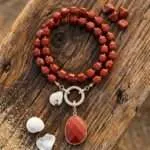 Collar del camino fundamental con piedras semipreciosas